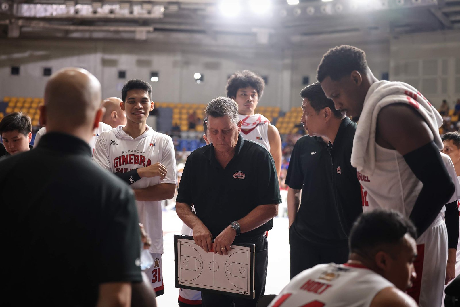 Tim Cone at the Ginebra Gin Kings' bench in the PBA Governors' Cup.